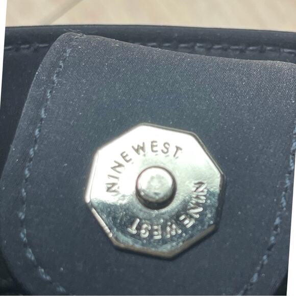 Nine West small black bucket hand bag purse black feminine with shoulder strap - Picture 5 of 8